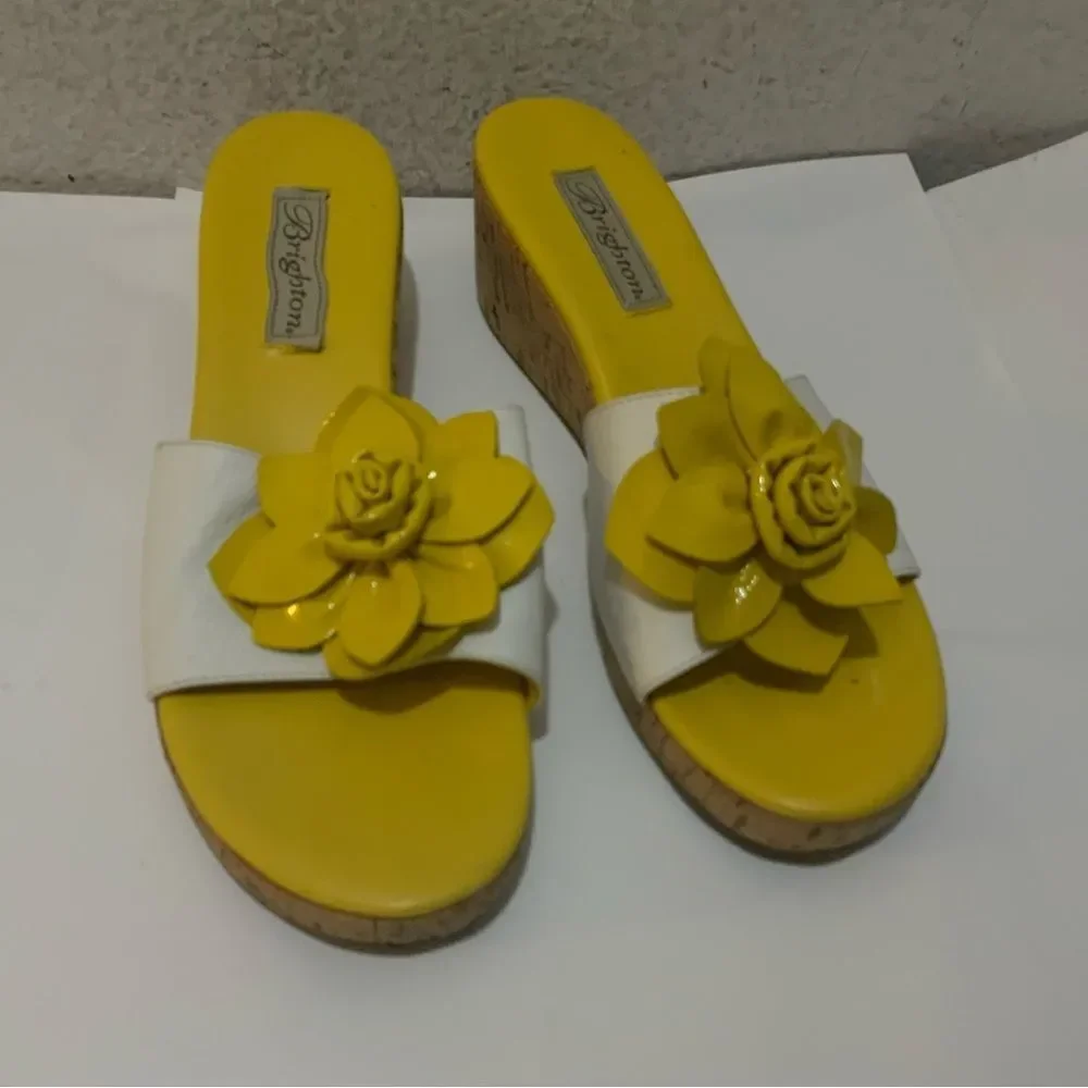Brighton Helena Women’s Size 9 M  Slide Yellow and White flower leather.